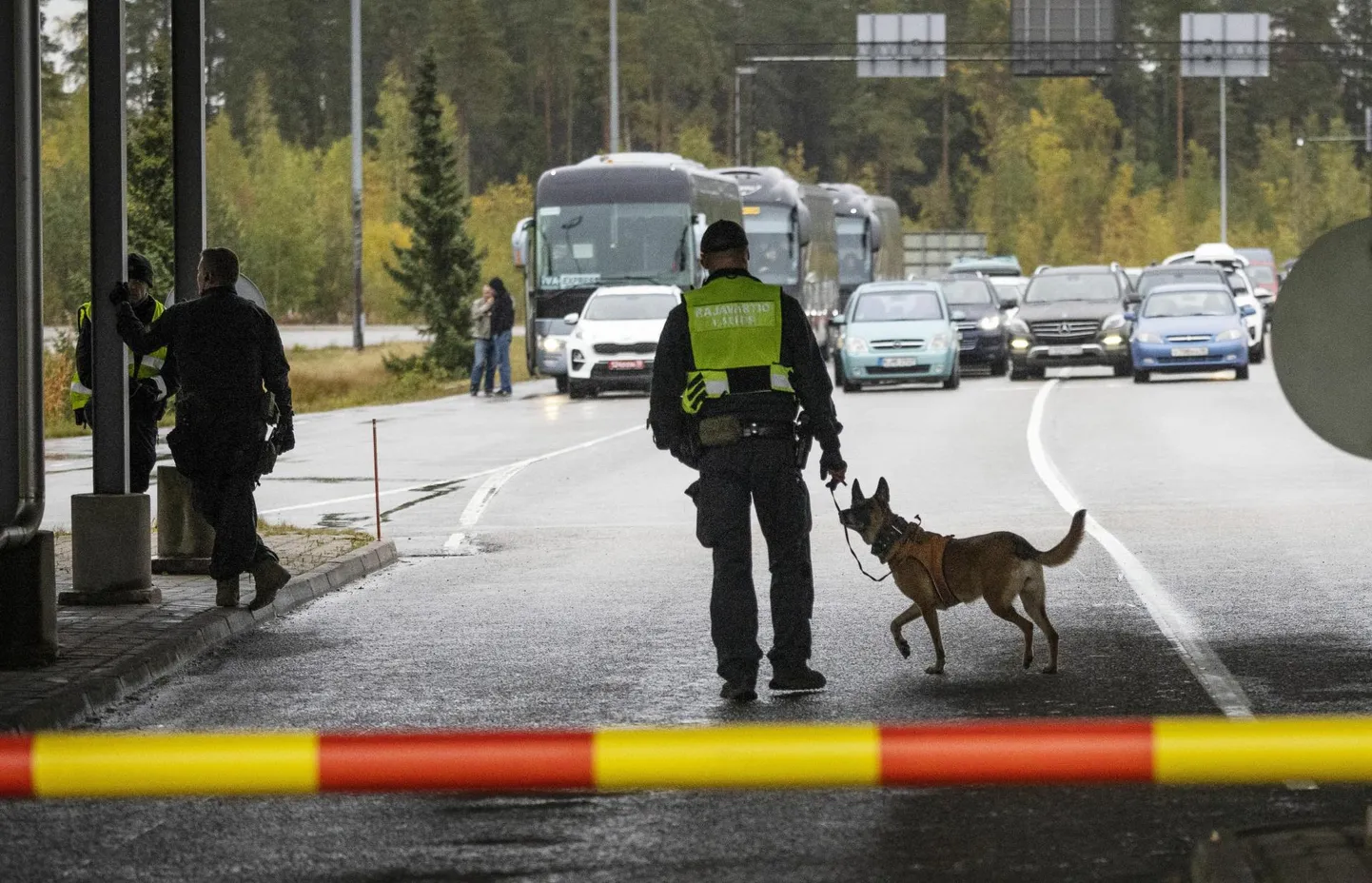Piirivalvur patrullib koos koeraga Vaalimaa piiripunktis Kagu-Soomes. Tara on plaanis ehitada Vene piirile ennekõike riigi kauguosas ja põhja pool vaid piiriületuskohtade lähistel.
