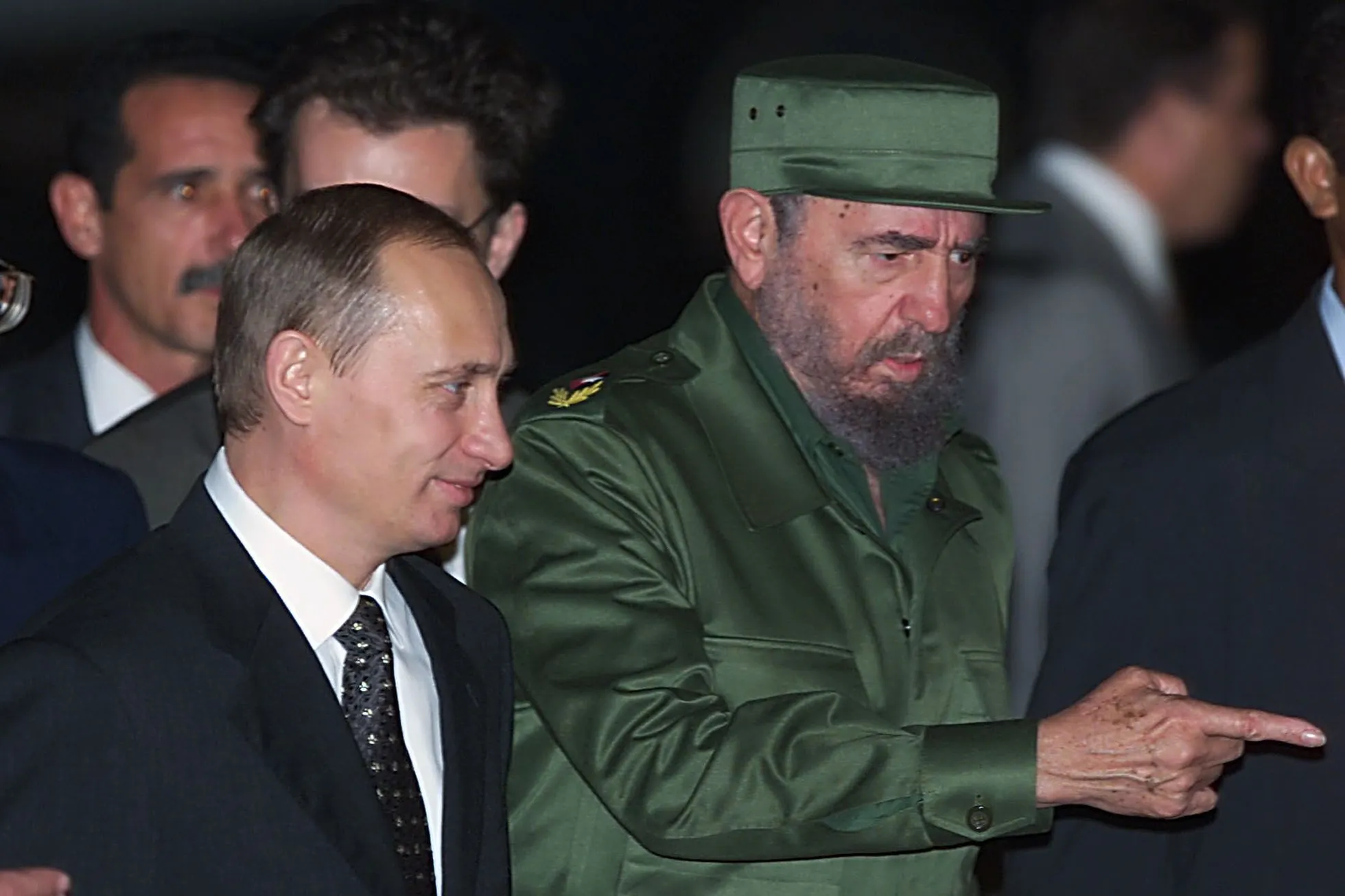 (No kreisās) Vladimirs Putins un Fidels Kastro 2000. gadā.