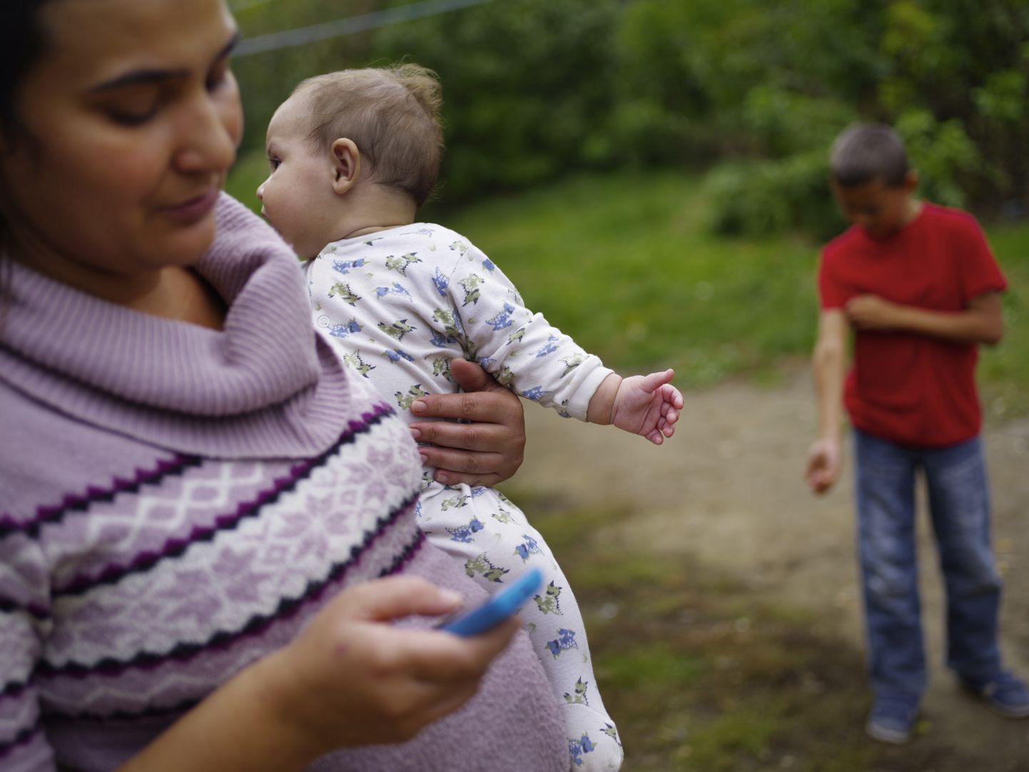 Noor roma naine lapsega Ungaris Kallo külas. Mitmel pool Euroopas on pandeemia ajal koheldud romasid eriti karmikäeliselt.