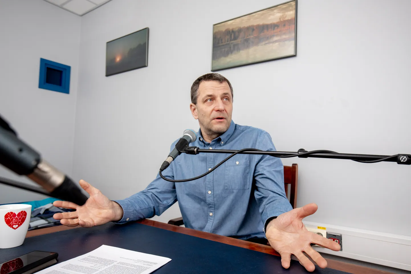 Henn Ojaveer Pärnu Postimehe toimetuses podcasti salvestamisel tänavu veebruaris.