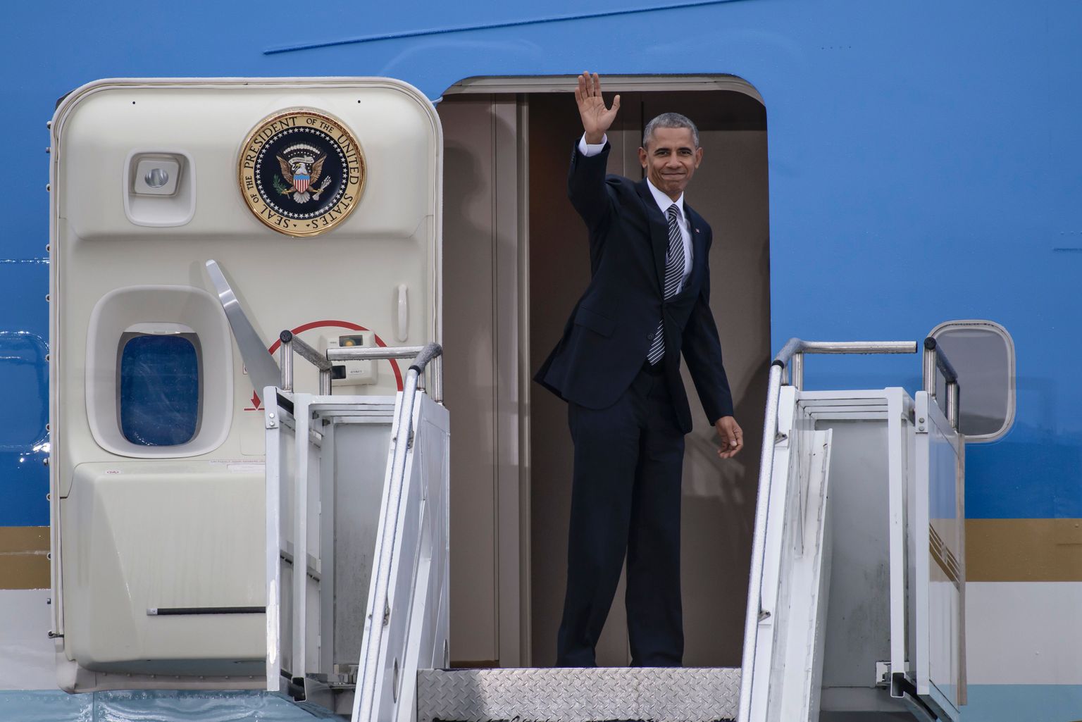 Barack Obama lahkumas Berliini Tegeli lennuväljalt.