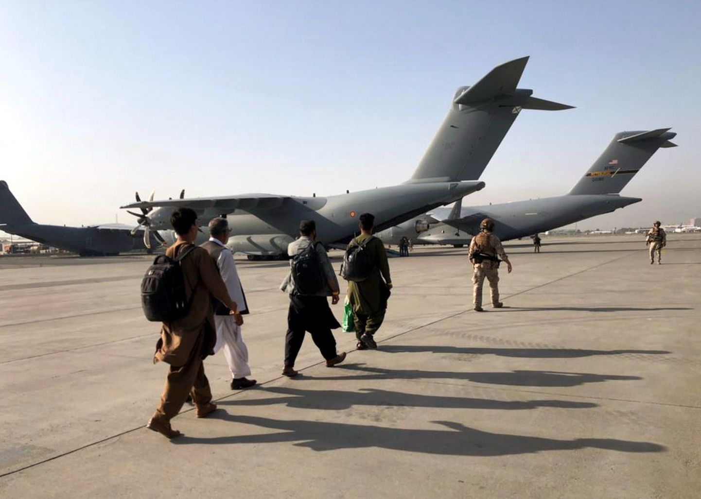 Evakuatsioonilennukid Kabuli lennujaamas.