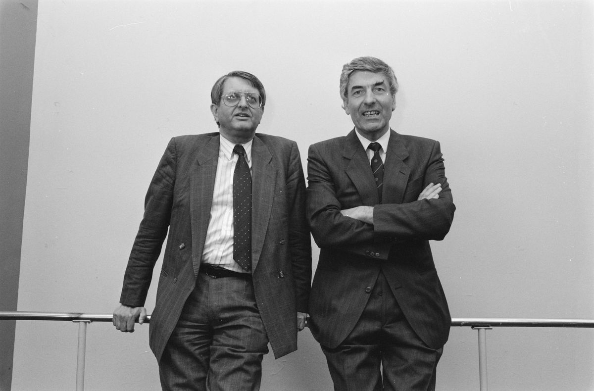 Премьер-министр Нидерландов - христианский демократ Рууд Любберс (справа) с лидером европейского избирательного списка своей партии 1989 года Жаном Пендерсом на заседании партийного совета в Хилверсюме менее чем за месяц до голосования.