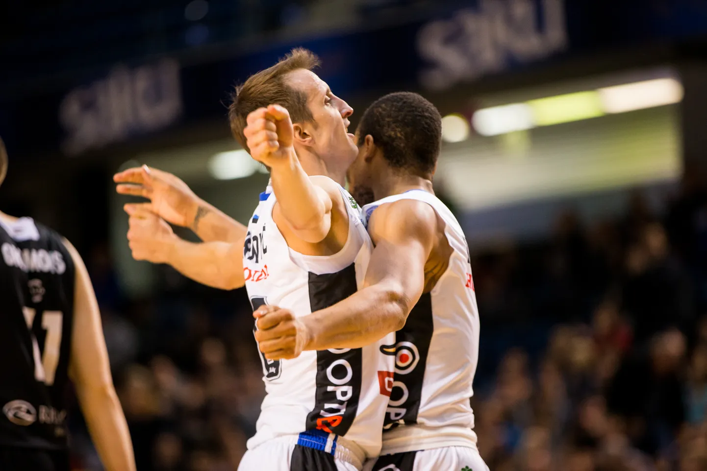 Branko Mirkovic ja Isaiah Briscoe.