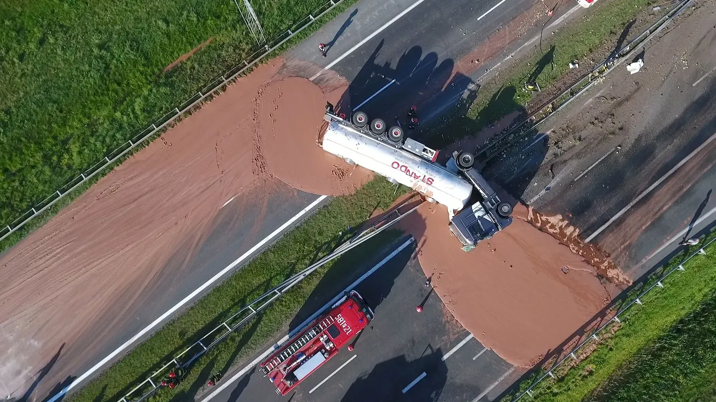 Poolas valgus ümber läinud tsisternautost teele mitu tonni vedelat piimašokolaadi