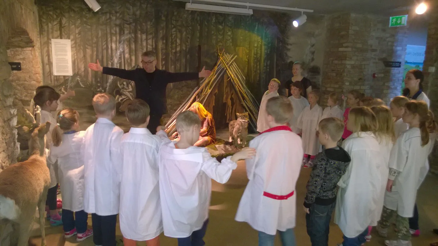 Pärnu muuseum aitas Mai lasteaia mudilastel mõõtusid avastada.