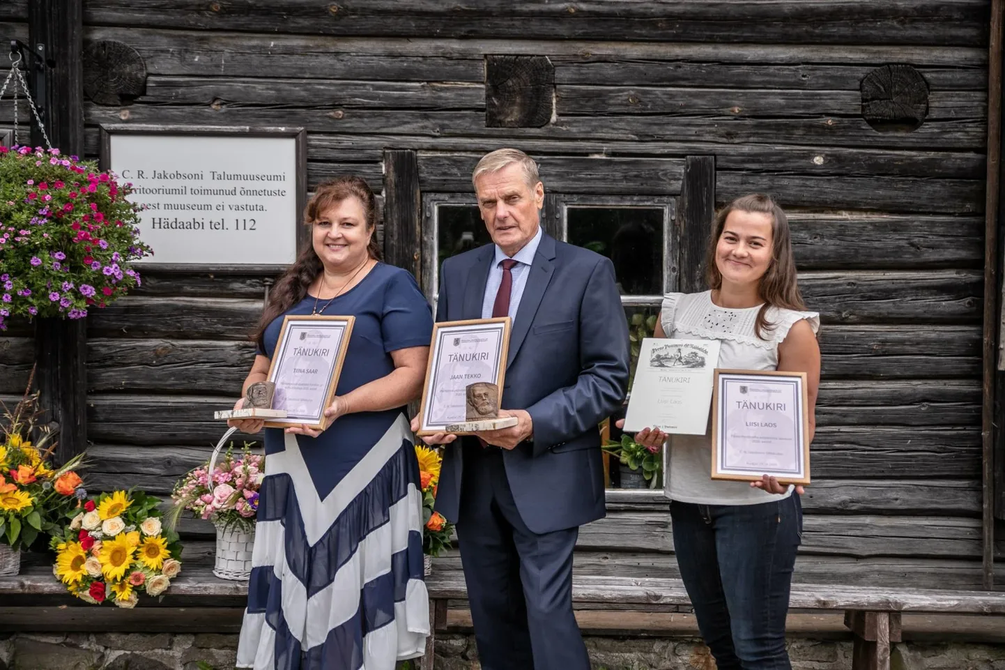 Möödunud aasta Jakobsoni preemia laureaadid (vasakult) Tiina Saar, Jaan Tekko ja Liisi Laos.