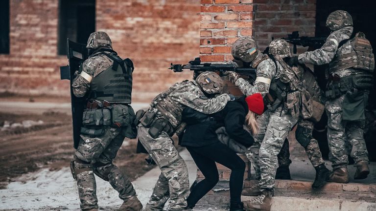 Ukraina politsei eriüksus lahendamas pantvangikriisi Lääne-Ukrainas toimunud õppusel Rapid Trident.