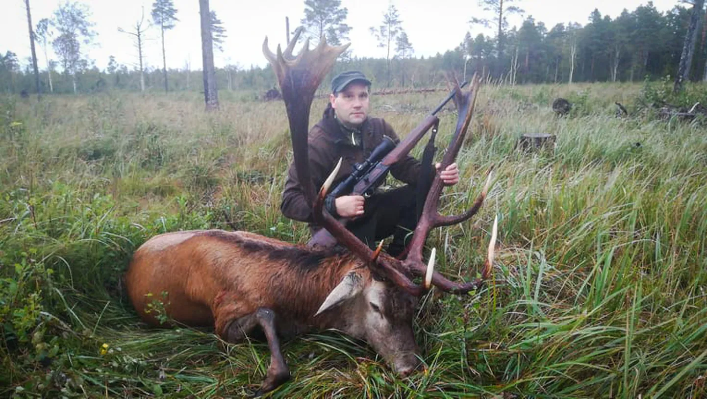 VAJAB SEEDIMIST: Isegi nii kogenud jahimehel kui Riivo Naelal võtab sellise trofeega harjumine veidi aega.