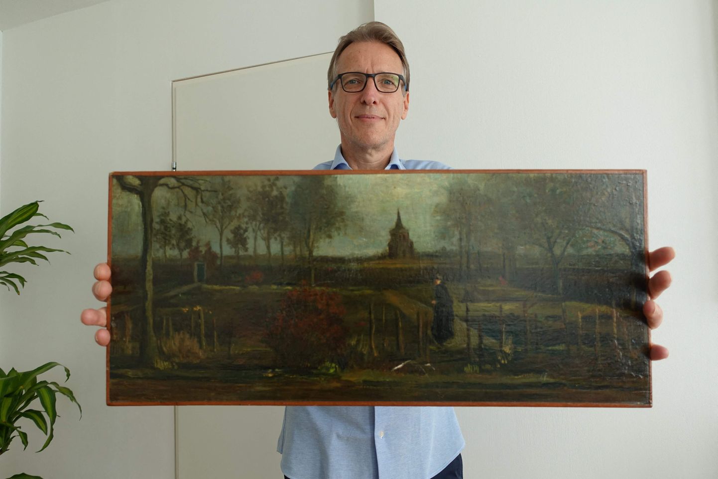 Голландский арт-детектив Артур Бранд показывает возвращенную картину Ван Гога.