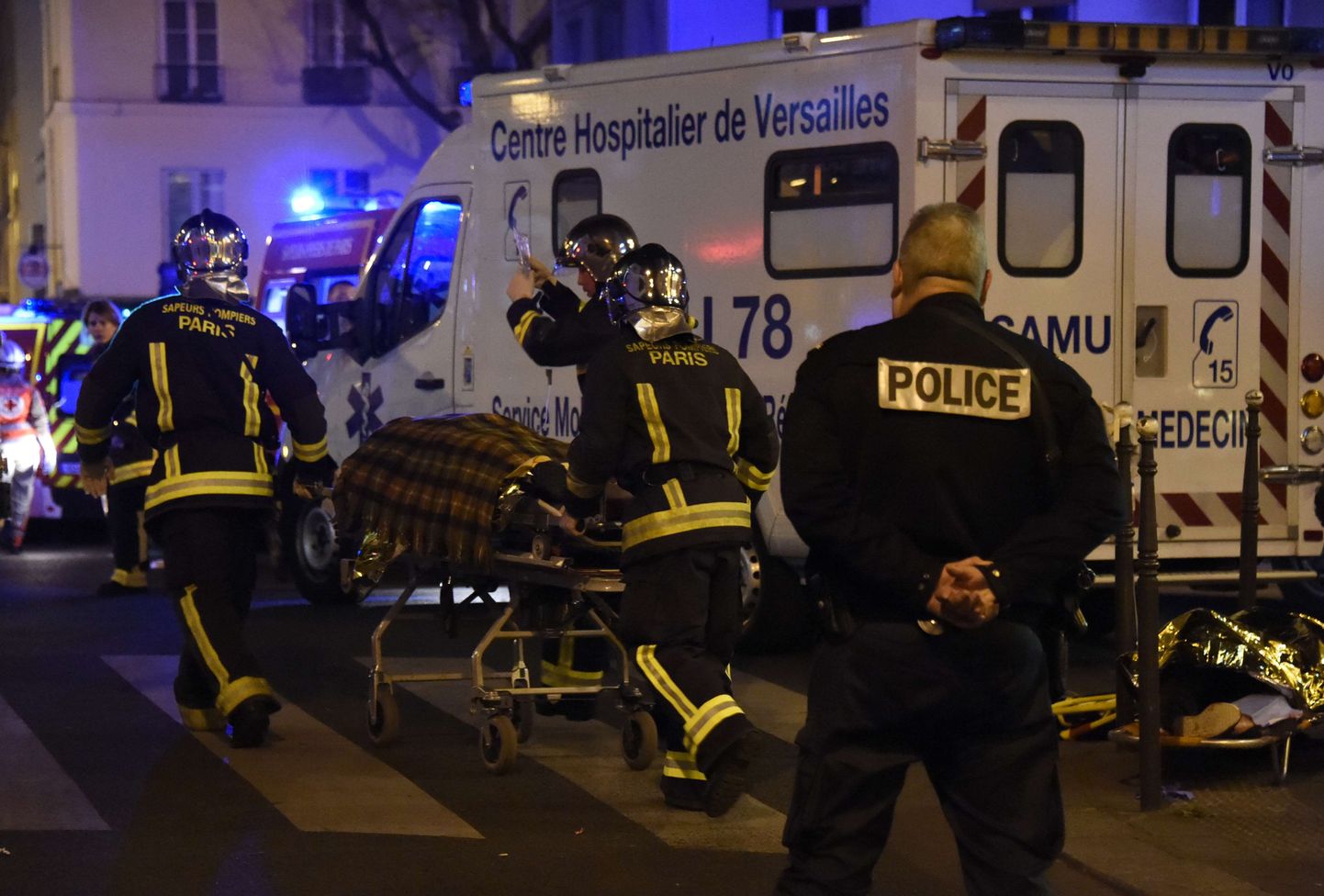 Эвакуация раненых в ходе терактов в Париже.