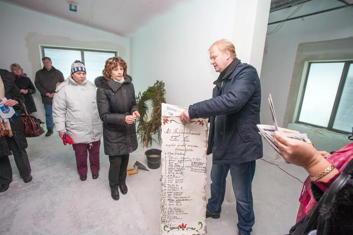 AS Hoolekandeteenused esindaja Meelis Kattai valmistub panema materjale torusse, mis tsementeeritakse üheskoos kodumaja elutoa põrandasse. Üle 2,9 miljoni maksev Türi Kodu valmib mais.