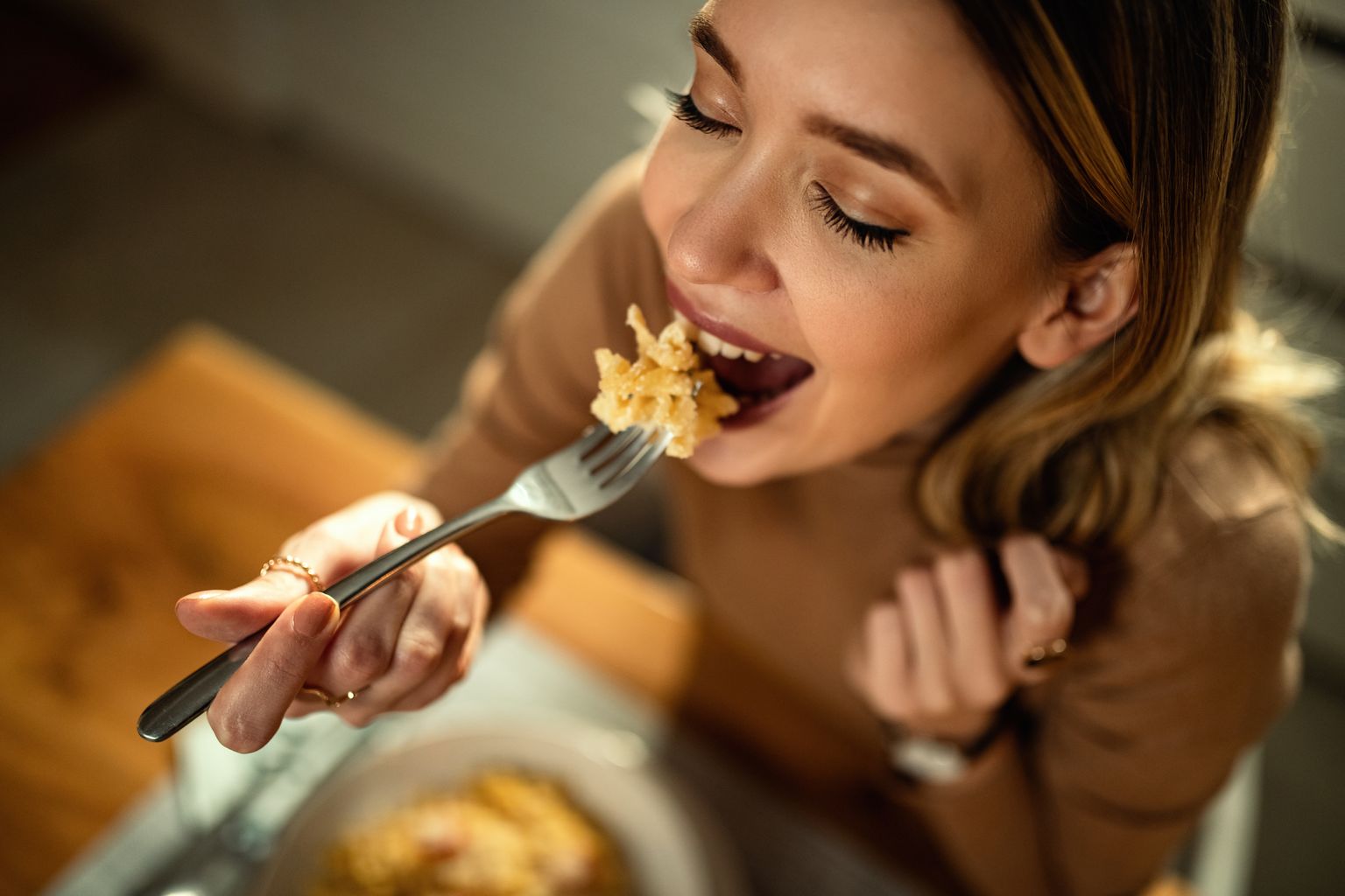 Женщина ест пасту. Иллюстративное фото