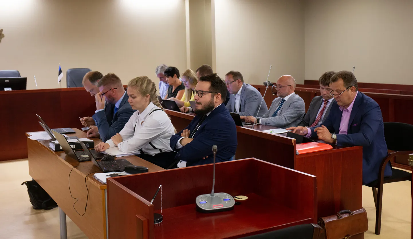 Tartu endise abilinnapea Kajar Lemberi, ettevõtja Jaago Roosmanni ja veel kuue inimese ning kaheksa äriühingu soodustuskelmuse eelistung. Kohale tuli 12 advokaati, kelle ära mahutamiseks tuli kohtusaali panna lisalauad.