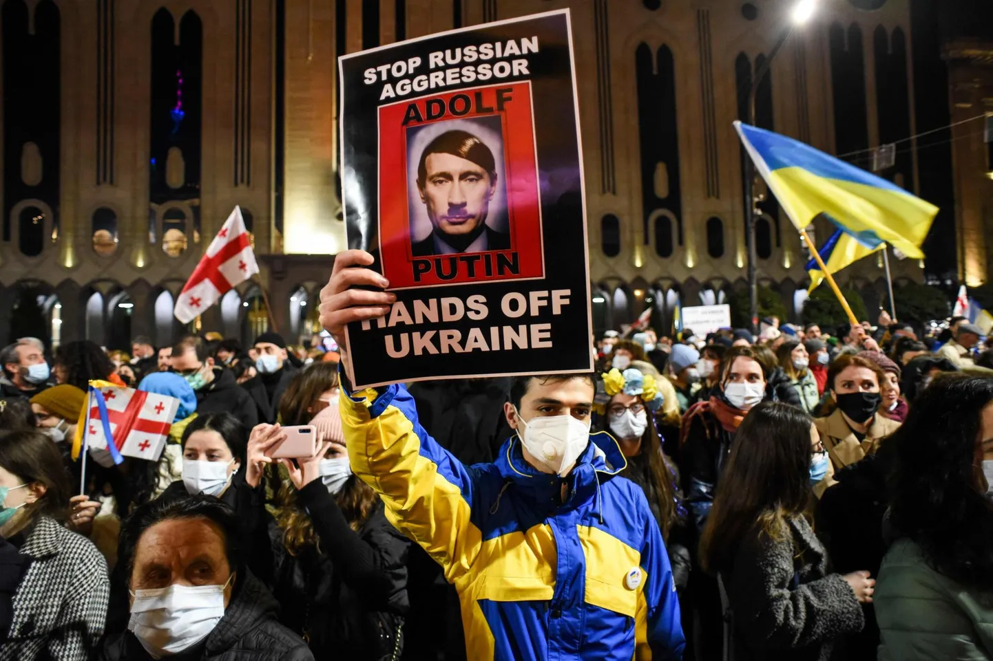 Gruusia pealinnas Tbilisi toimuvad mitmendat nädalat meeleavaldused Ukraina toetuseks ja Gruusia valitsuse vastu, mis pole paljude grusiinide silmis astunud piisavalt samme Venemaa agressiooni ohvriks langenud Ukraina toetuseks.
