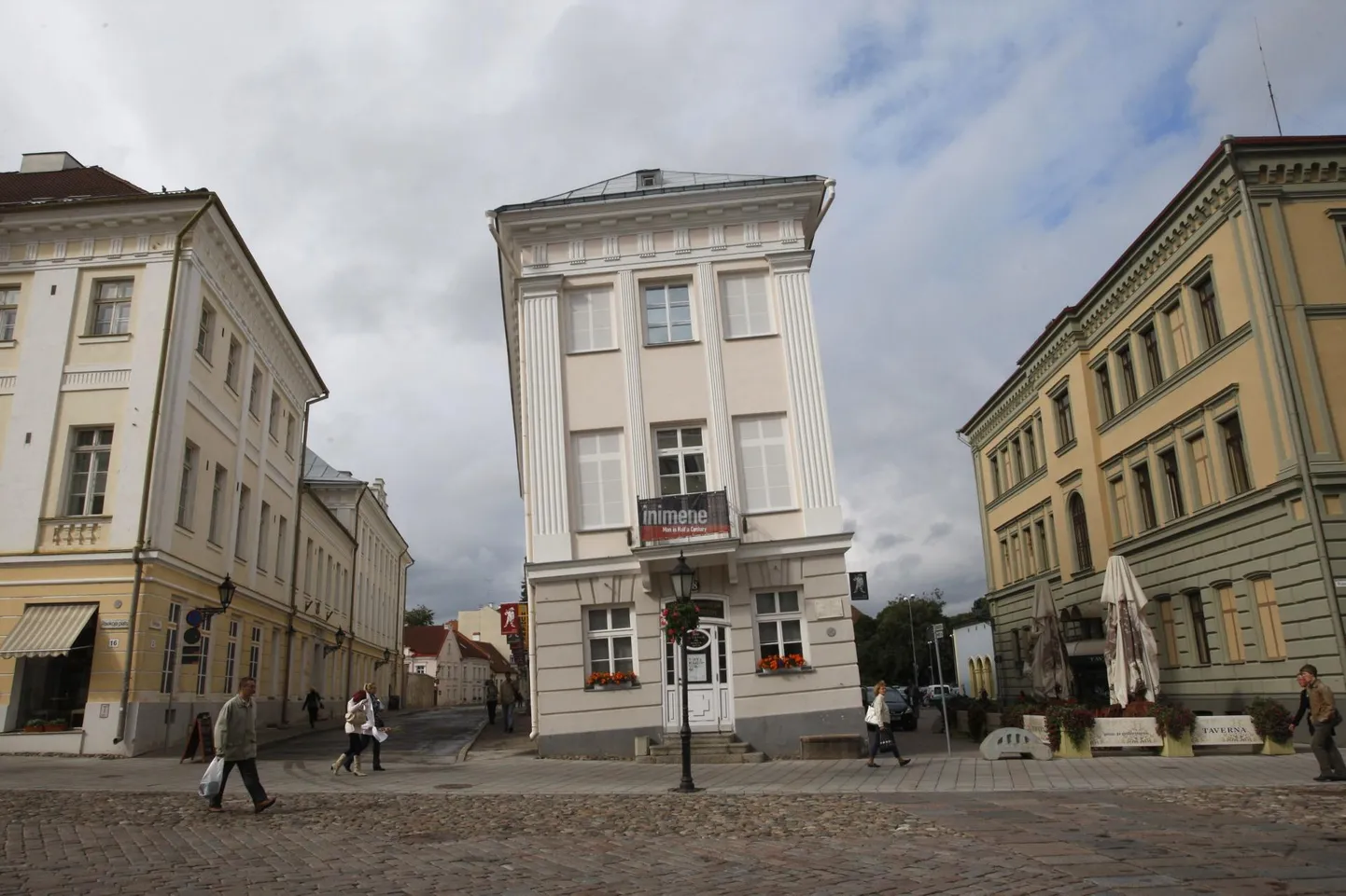 Valituks osutunud kunstnikul on võimalus luua näitus koostöös Tartu kunstimuuseumi kuraatoritega.