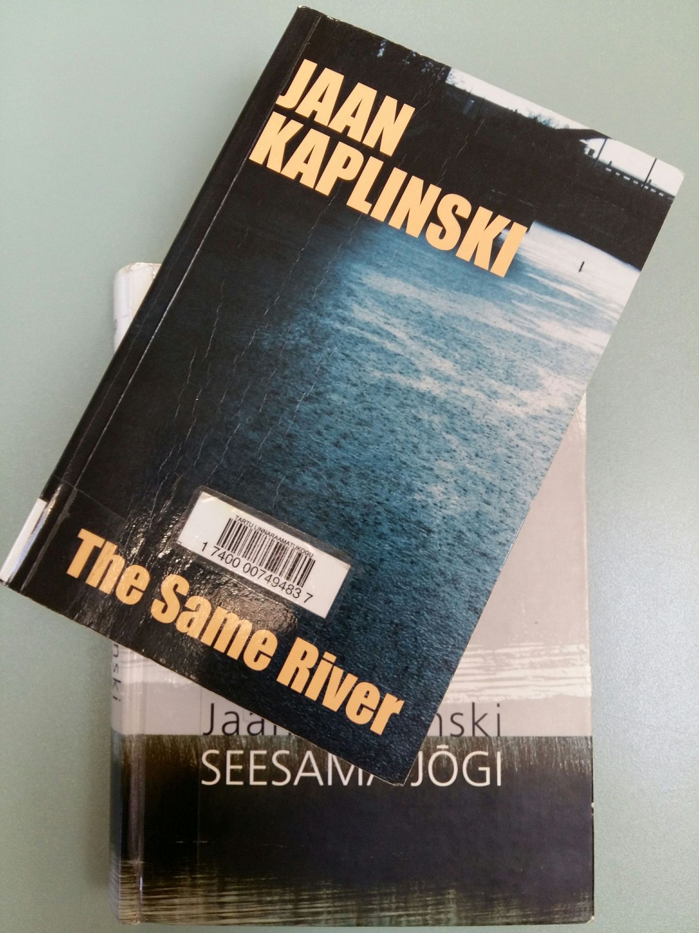 Jaan Kaplinski autobiograafiline romaan «Seesama jõgi» eesti ja inglise keeles.