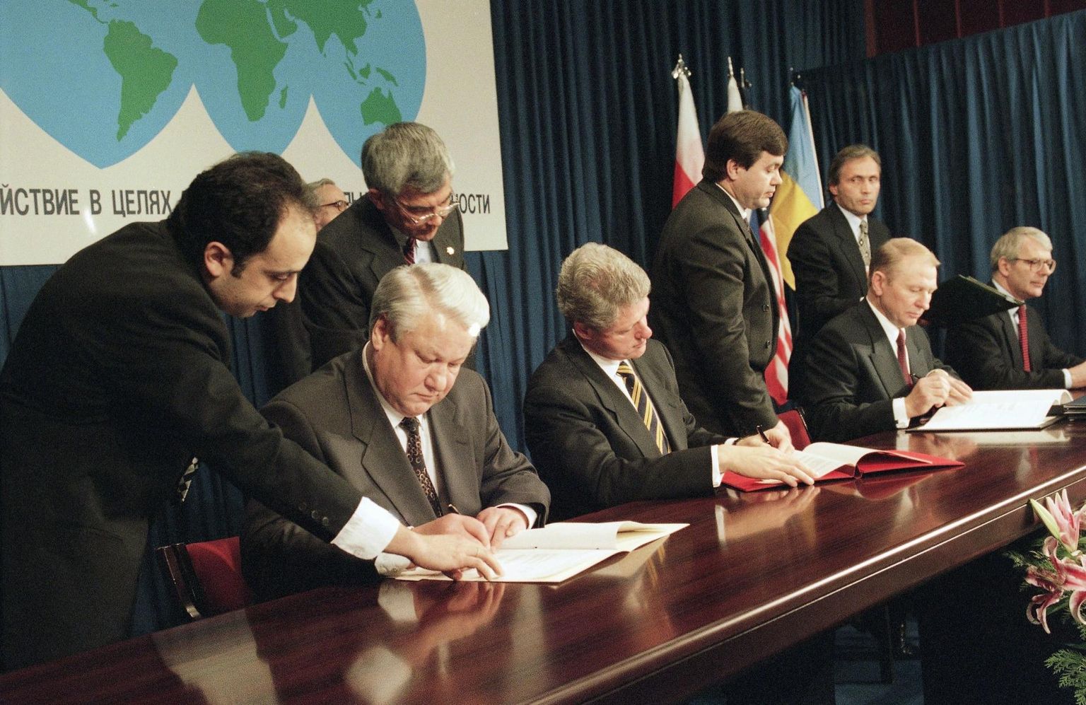 Venemaa president Boriss Jeltsin (vasakul), USA president Bill Clinton, Ukraina president Leonid Kutšma ja Ühendkuningriigi peaminister John Major kirjutavad 5. detsembril 1994 alla Budapesti memorandumile.