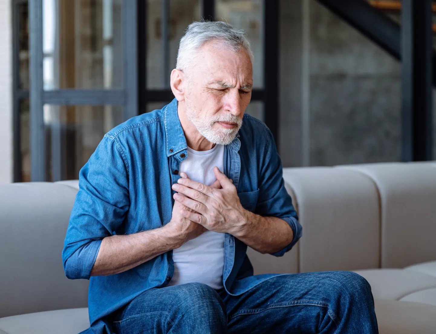 Kopsuvähk võib ka põhjustada rinnus valu.
