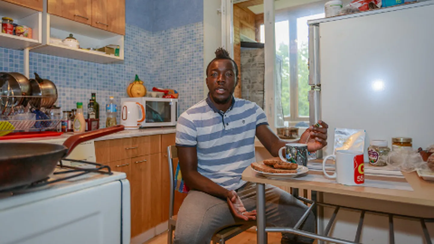 Irie elab Narvas Kreenholmi rajoonis klubi eraldatud korteris. Tema abikaasa Anna on praegu tööl Norras.