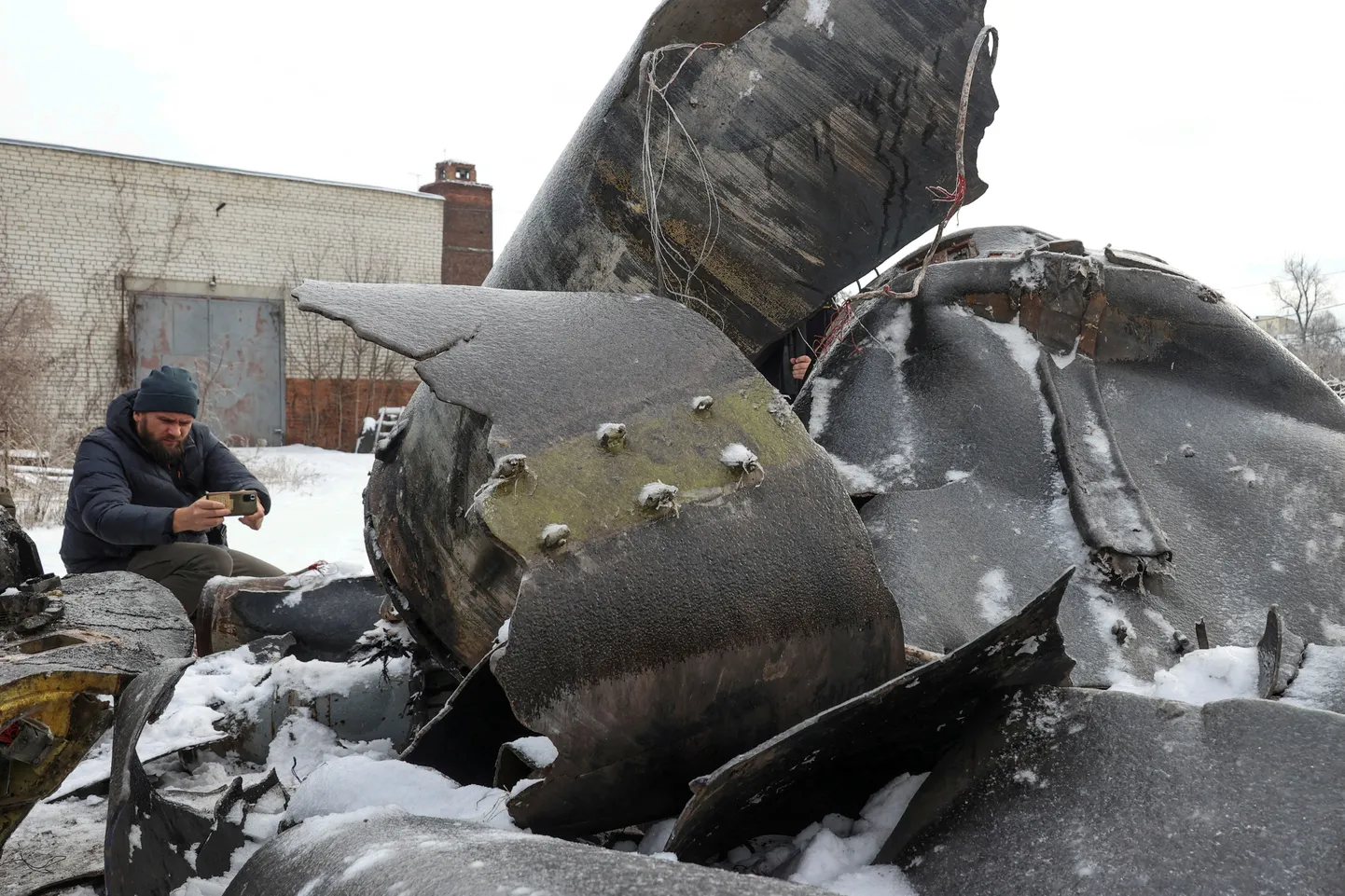 Mees seismas Harkivis raketi kõrval, mida usutakse olevat valmistatud Põhja-Koreas. Põhja-Korea on tarninud Venemaale Ukraina sõjas hulgaliselt relvastust.