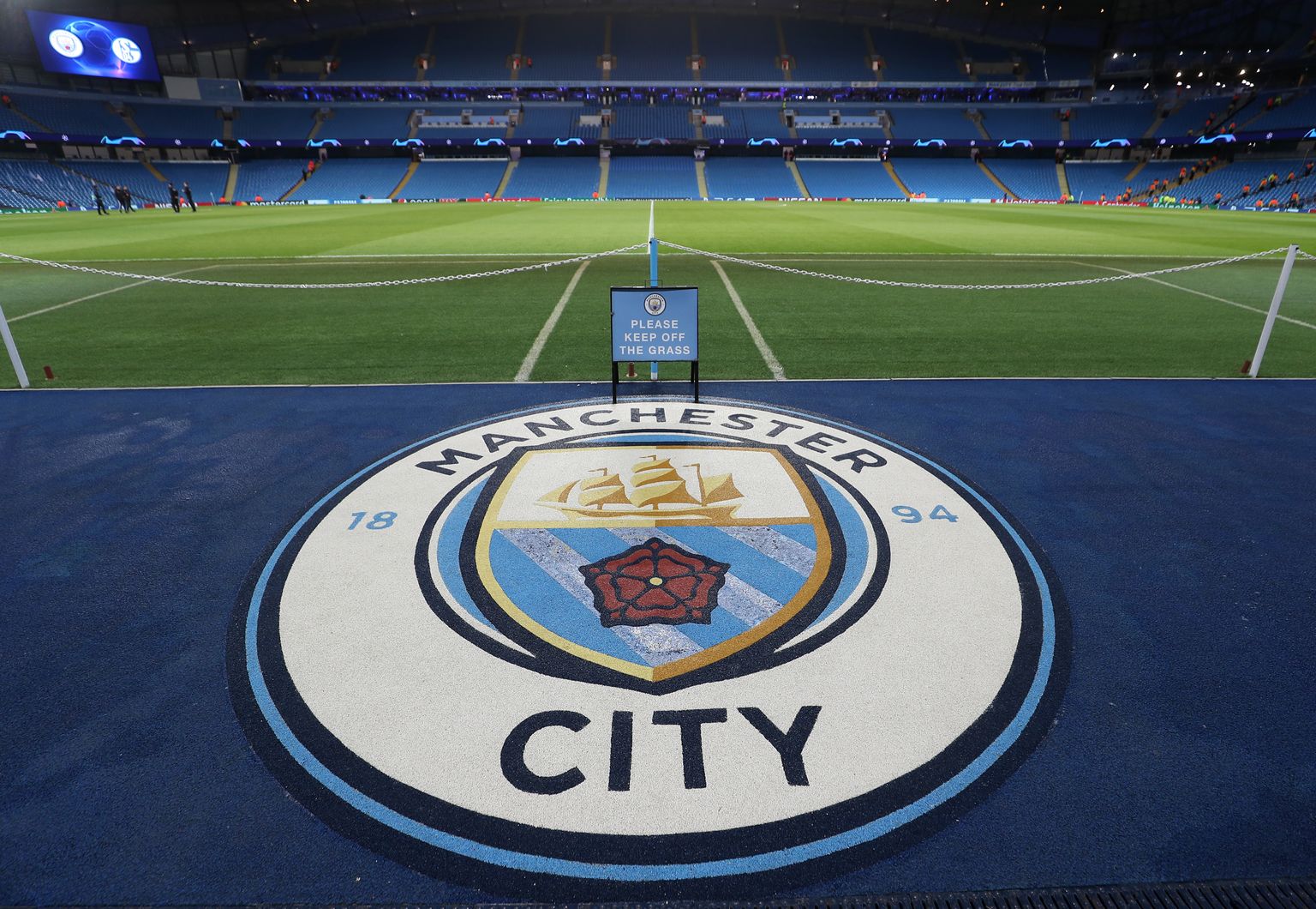 Manchester City logo kodustaadionil.