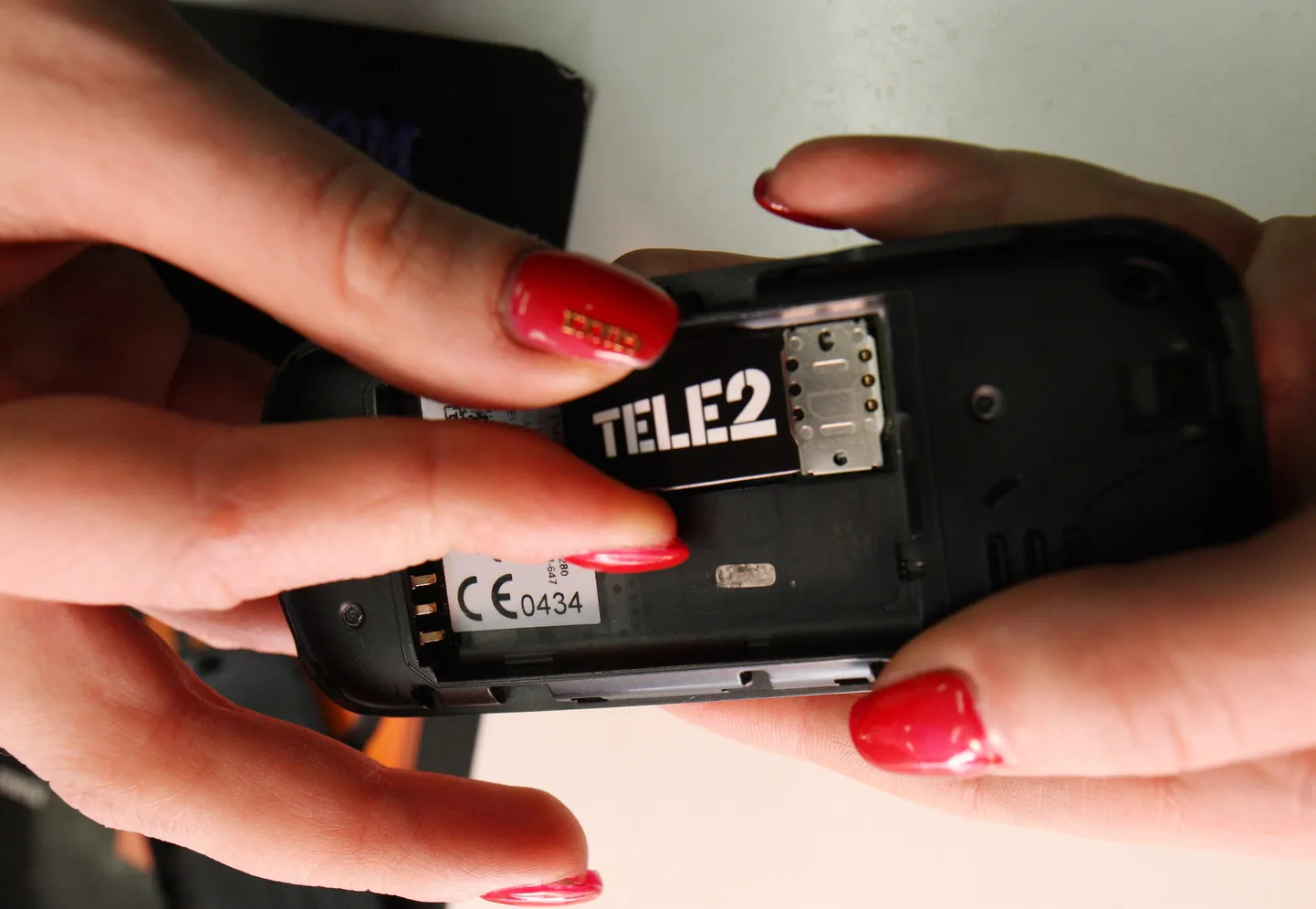 SIM-kaardi sisestamine telefoni
