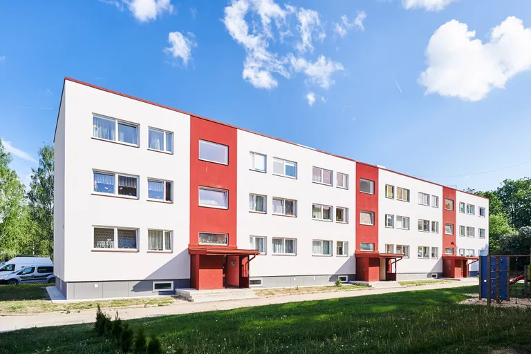 Elvas Õuna tänaval asuv kolmekorruseline rekonstrueeritud maja.