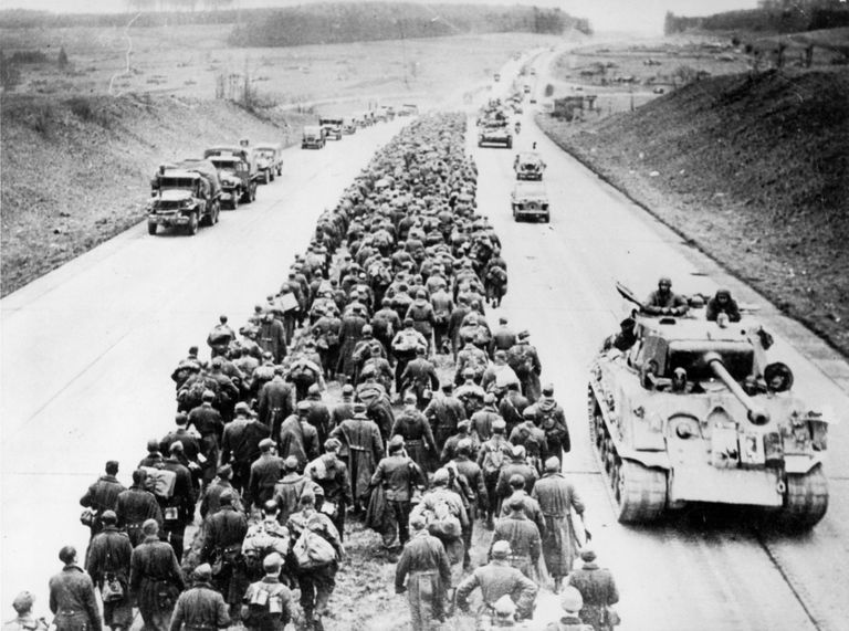 Военнопленные на скоростной дороге Германии в марте 1945 года.