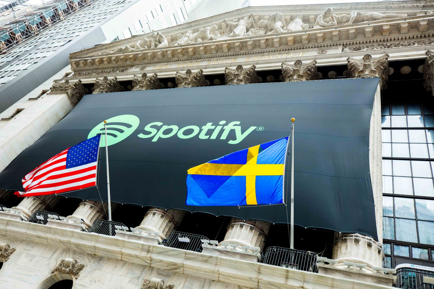 Spotify logo koos Rootsi ja USA lippudeba New Yorgi börsi fassaadil.