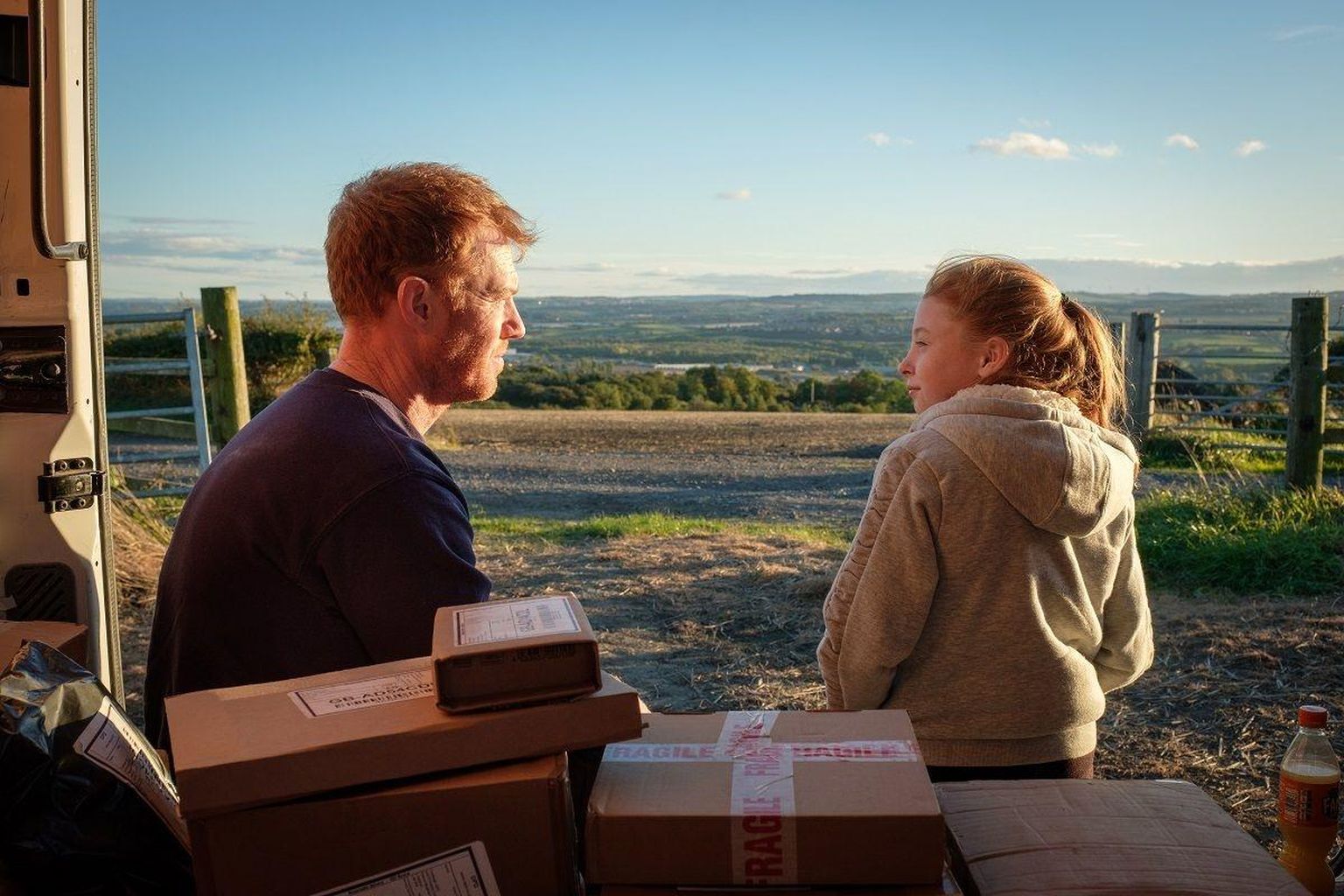 Isa ja tütre üürike õnnehetk ei jää tagajärgedeta. Kris Hitchen ja Katie Proctor filmis «Kahjuks ei olnud teid kohal».