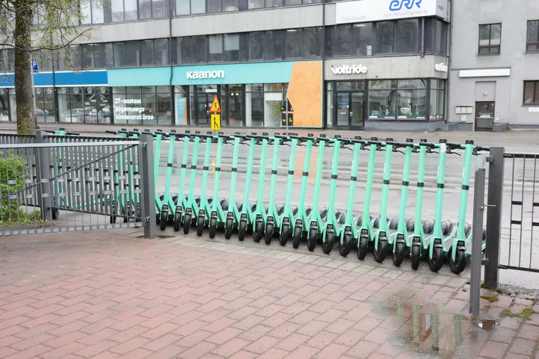 Tartu Pauluse kiriku ees olevad tõukerattad.