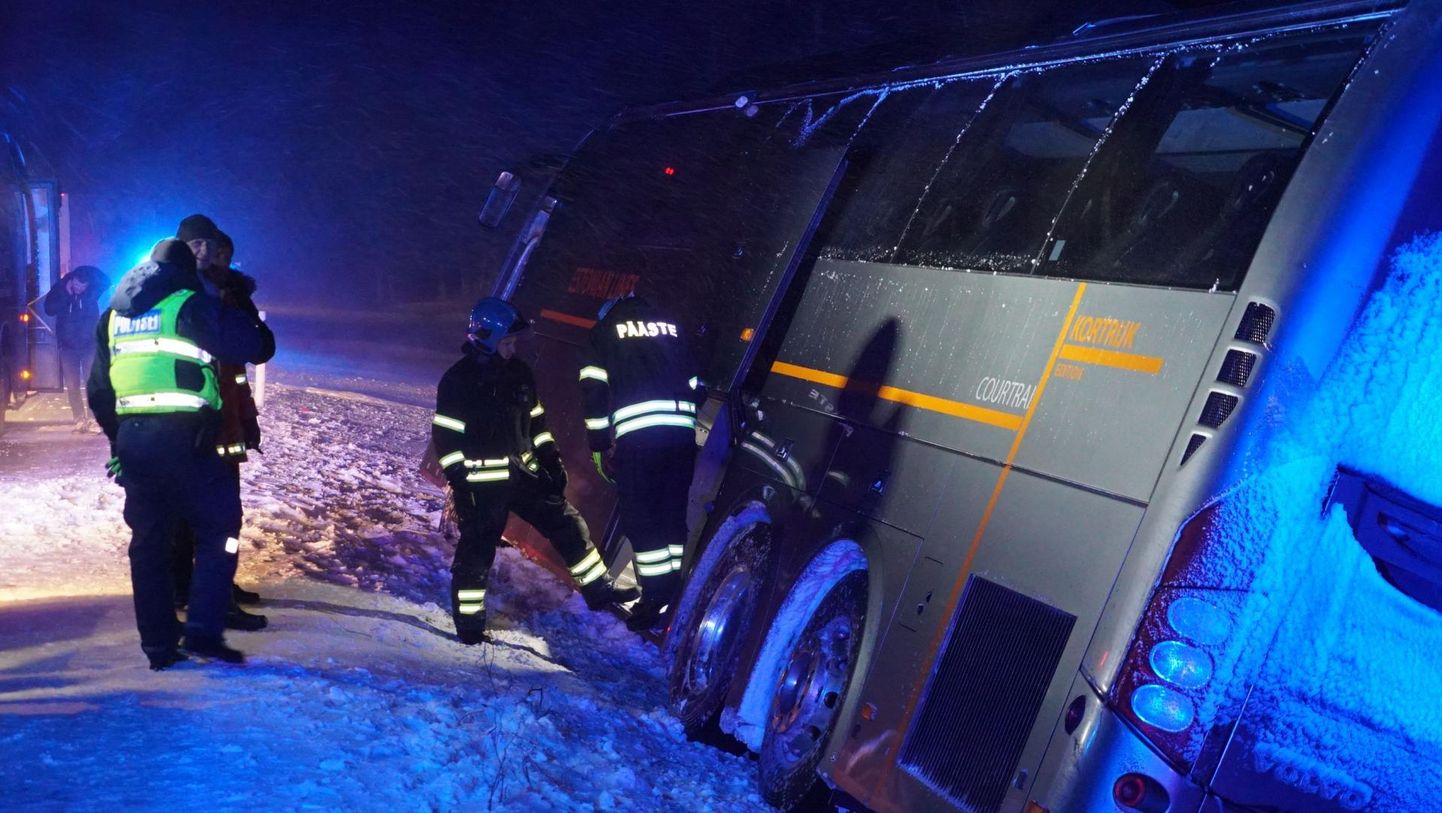 Saustes lumetormi ajal kraavi sõitnud ja külili vajunud liinibussis keegi vigastada ei saanud.