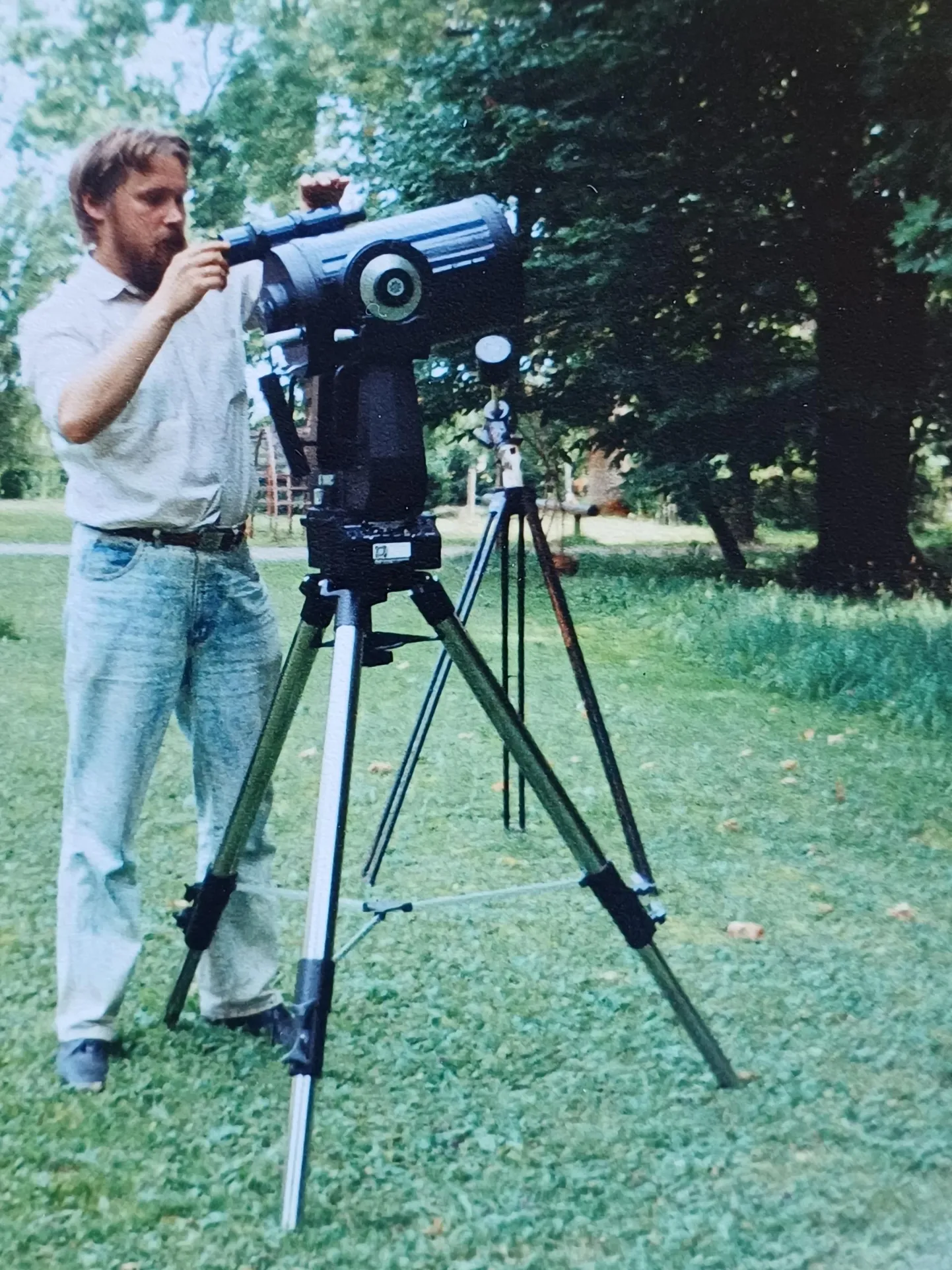 Urmas Sisask ja Jäneda lossitorni observatooriumi teleskoop.