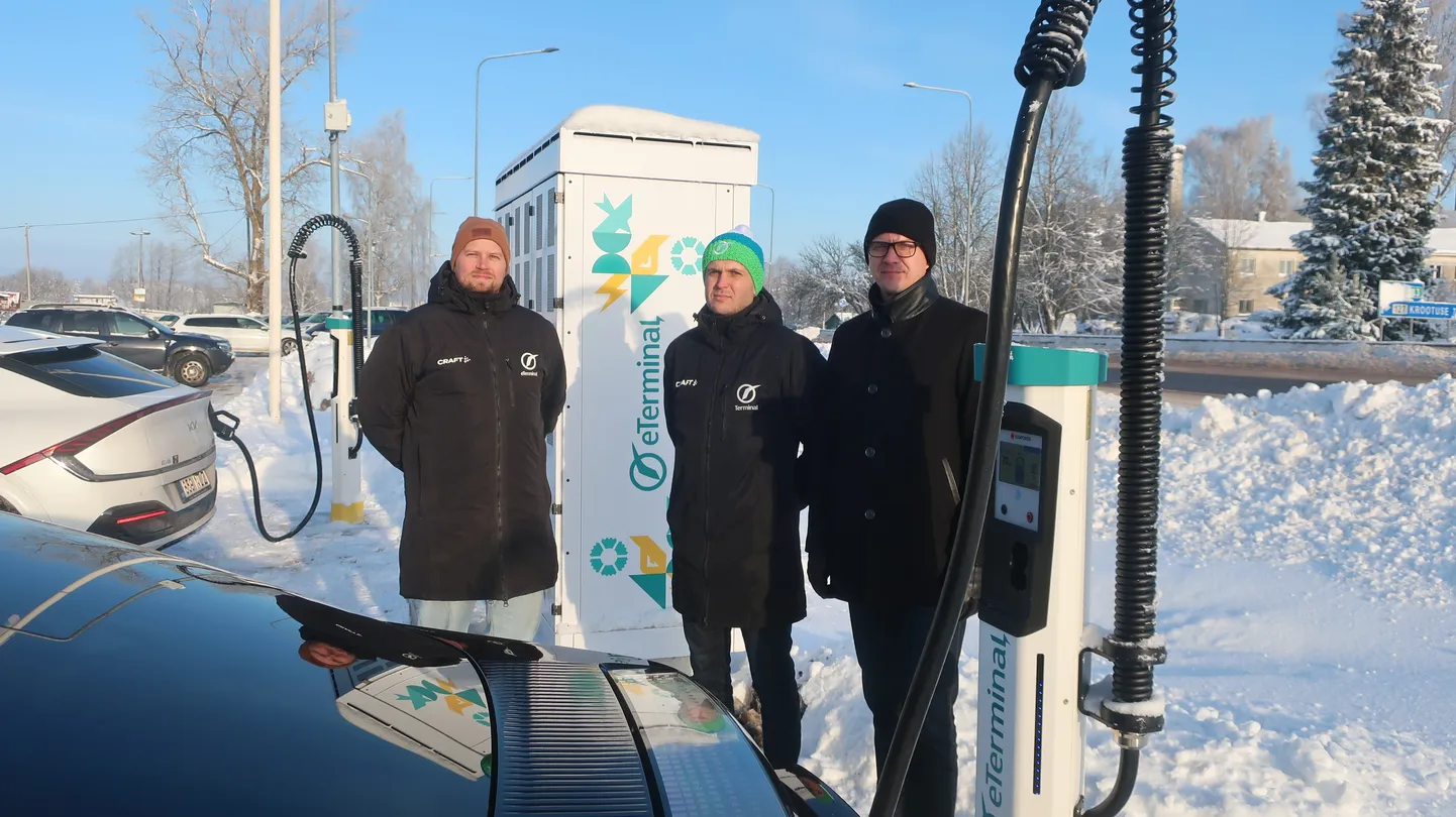 Vastvalminud laadimisjaama üle rõõmustasid eTerminali omanik Siim Meeliste (vasakult), ASi Terminal tegevjuht Jörgen Õigus ja Kanepi vallavanem Mikk Järv.