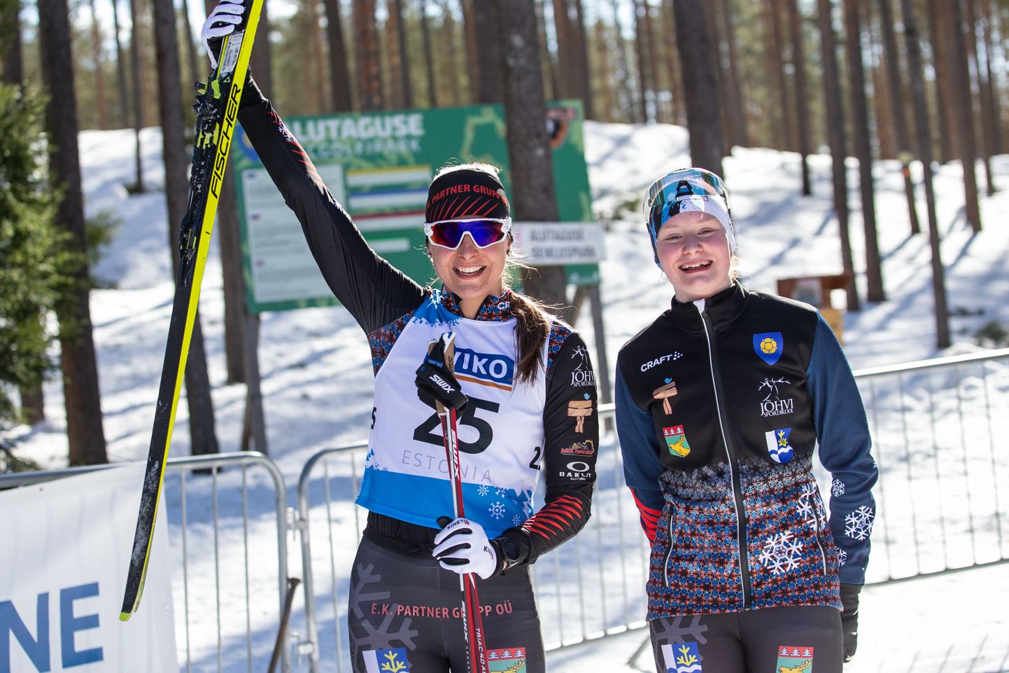 Девчата из Алутагузеского лыжного клуба Херта Раяс и Авели Уусталу только что стали чемпионками Эстонии среди взрослых.