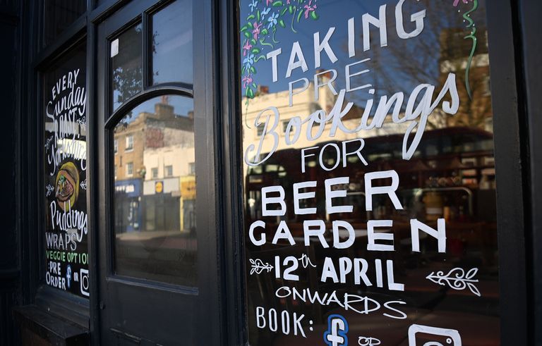 Suurbritannia Londoni pubi aknal on reklaam, et nad võtavad vastu broneeringuid ning väliala avatakse 12. aprillil.