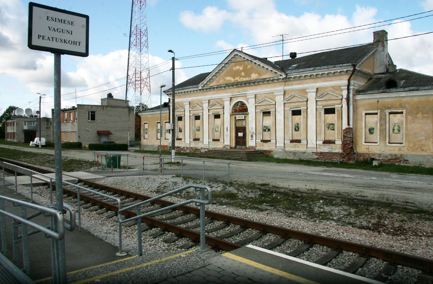 Jõhvis oli 1949. aastal küüditamisrongide pealelaadimisjaam ja venekeelne silt "Абакан" tähistas rongide mahalaadimisjaama Siberis.