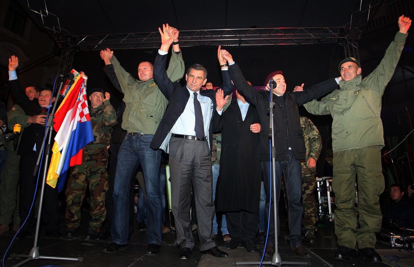 Ante Gotovinat (keskel) tervitas eile pealinnas Zagrebis tuhandeid inimesi.