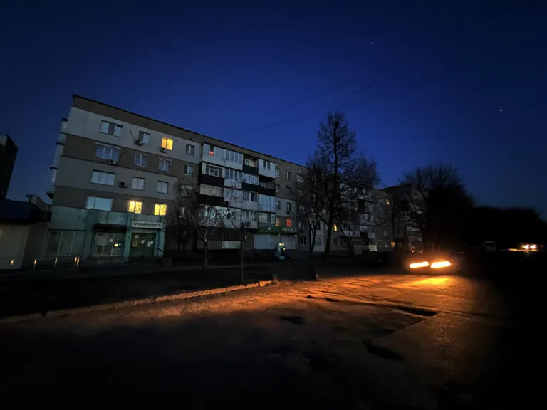Umani linna kortermaja 30 minutit enne komandanditunni algust. Enamik akendest on pimedad, tänavavalgistus välja lülitatud.