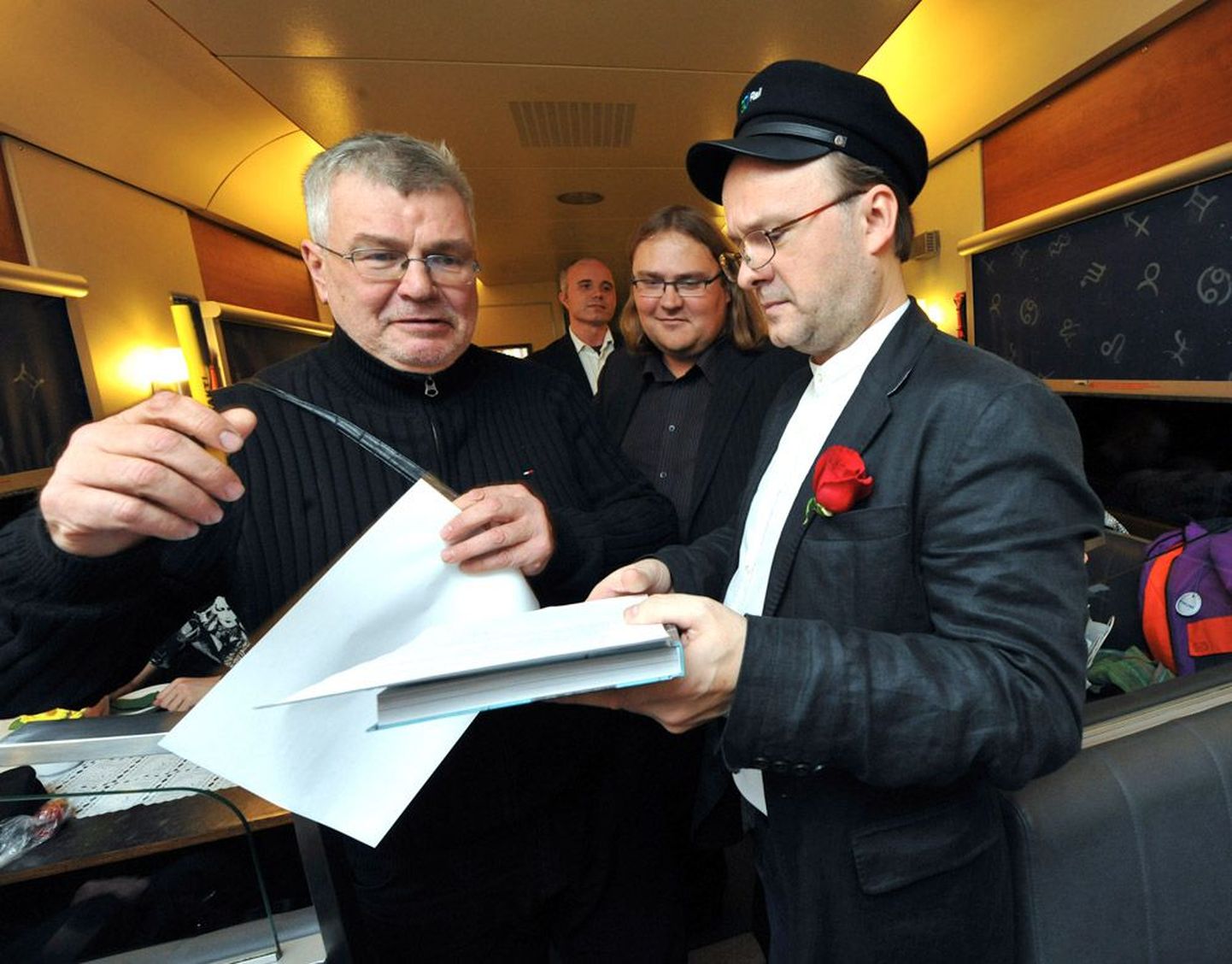 Olev Remsu (ees vasakul) ja Tiit Pruuli tutvustavad reisiraamatut «Rongiga maailmalõppu».