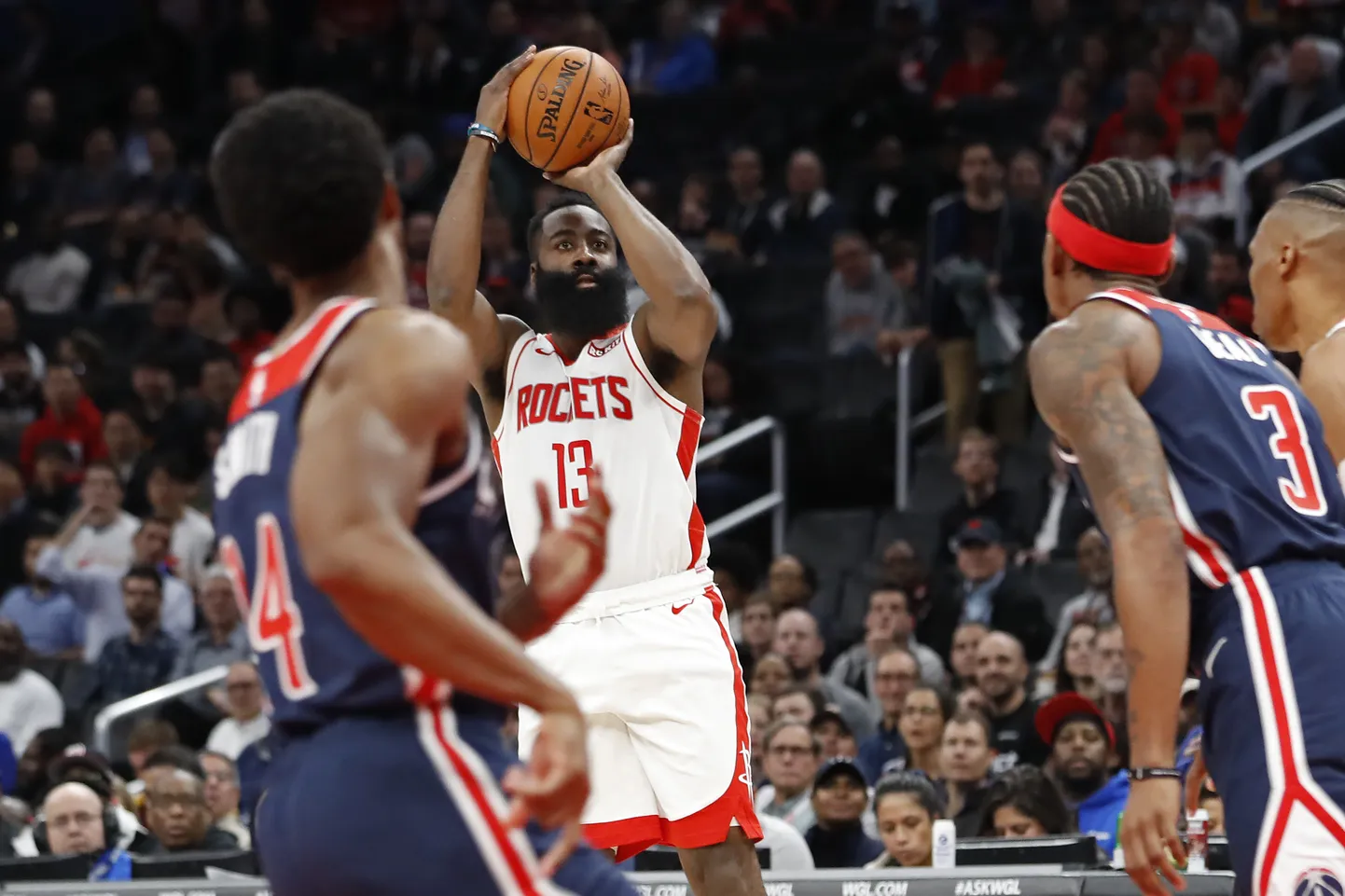 James Harden (valges) kerkis ajaloolises mängus üleplatsimeheks.