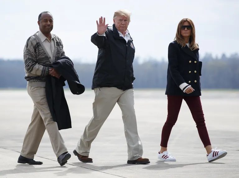 Donald ja Melania Trump ning linnaplaneerimisminister Ben Carson külastasid 8. märtsil Alabamat