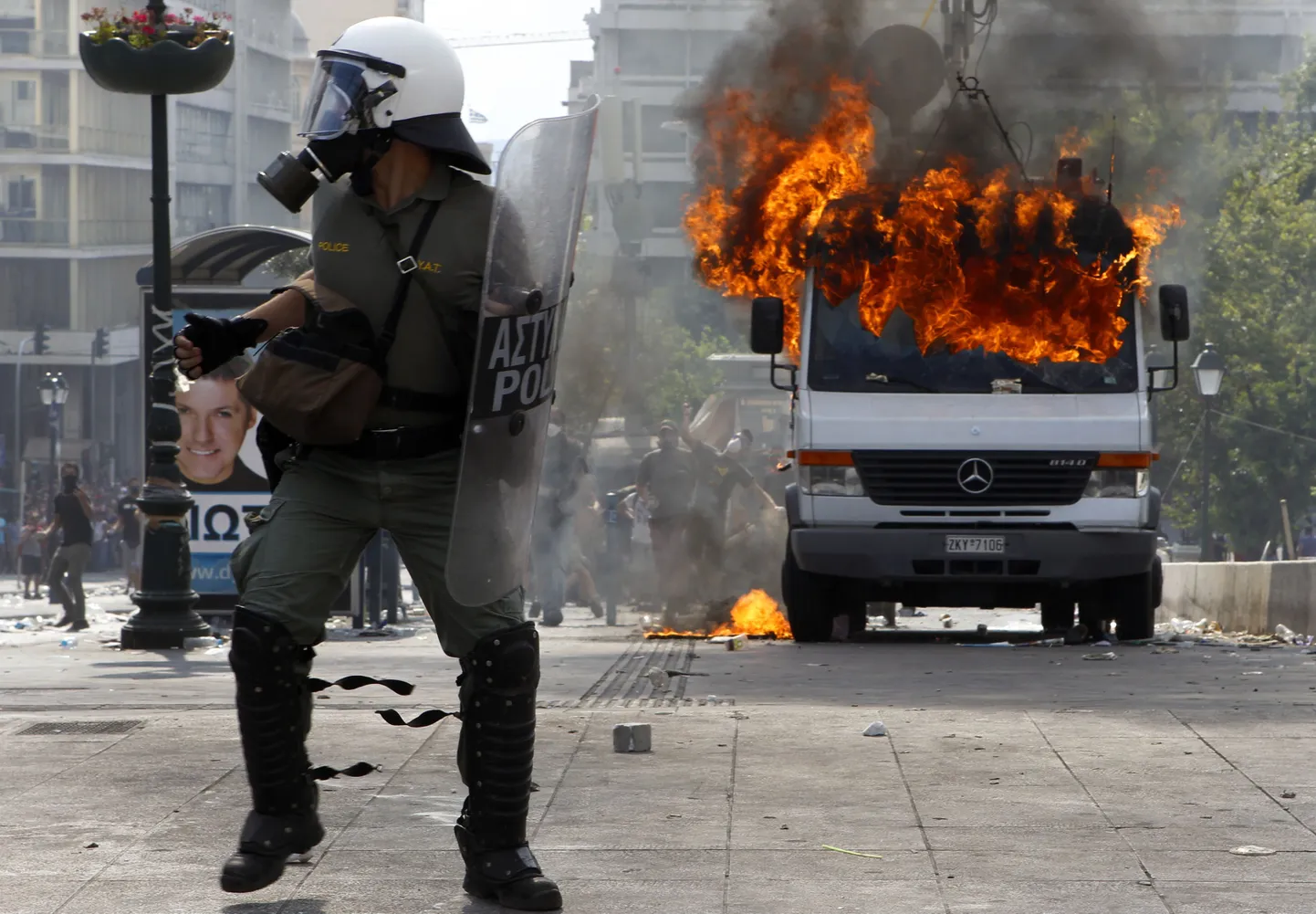 Фраза «в Греции все есть» уже не актуальна: теперь в Греции есть только режим экономии да уличные бои, в ходе которых можно насладиться разве что коктейлем Молотова.