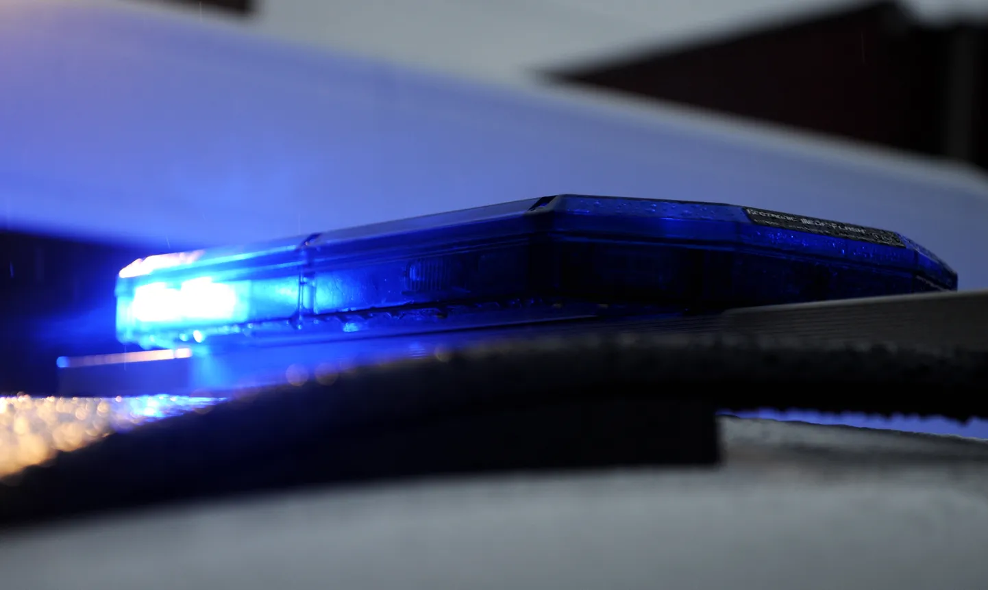 Bākuguns uz jaunās Valsts policijas dienesta automašīnas.