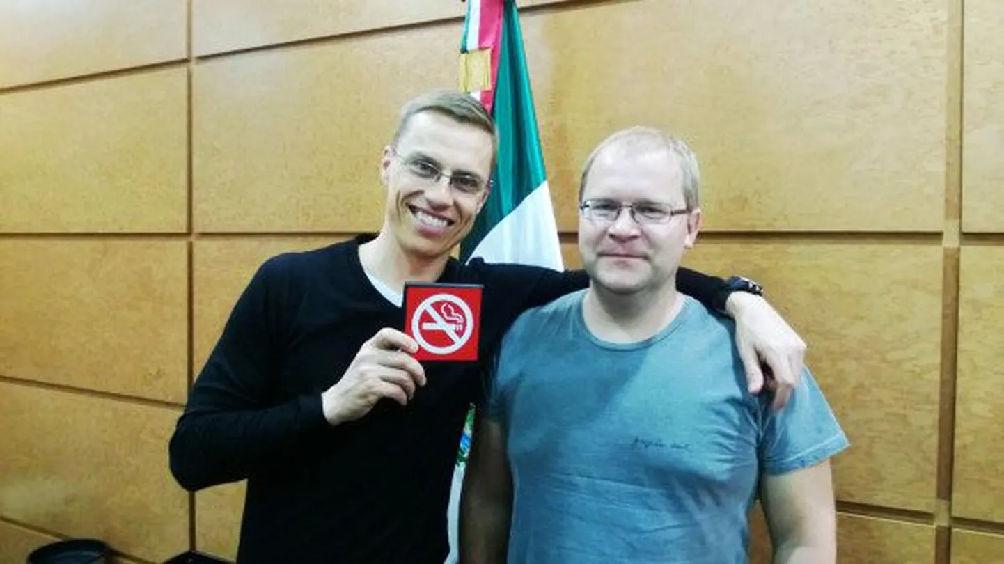 Alexander Stubb kiitis hiljuti ka sotsiaalmeedias, et Urmas Paet on tore reisikaaslane, ning lisas juuresoleva pildi.