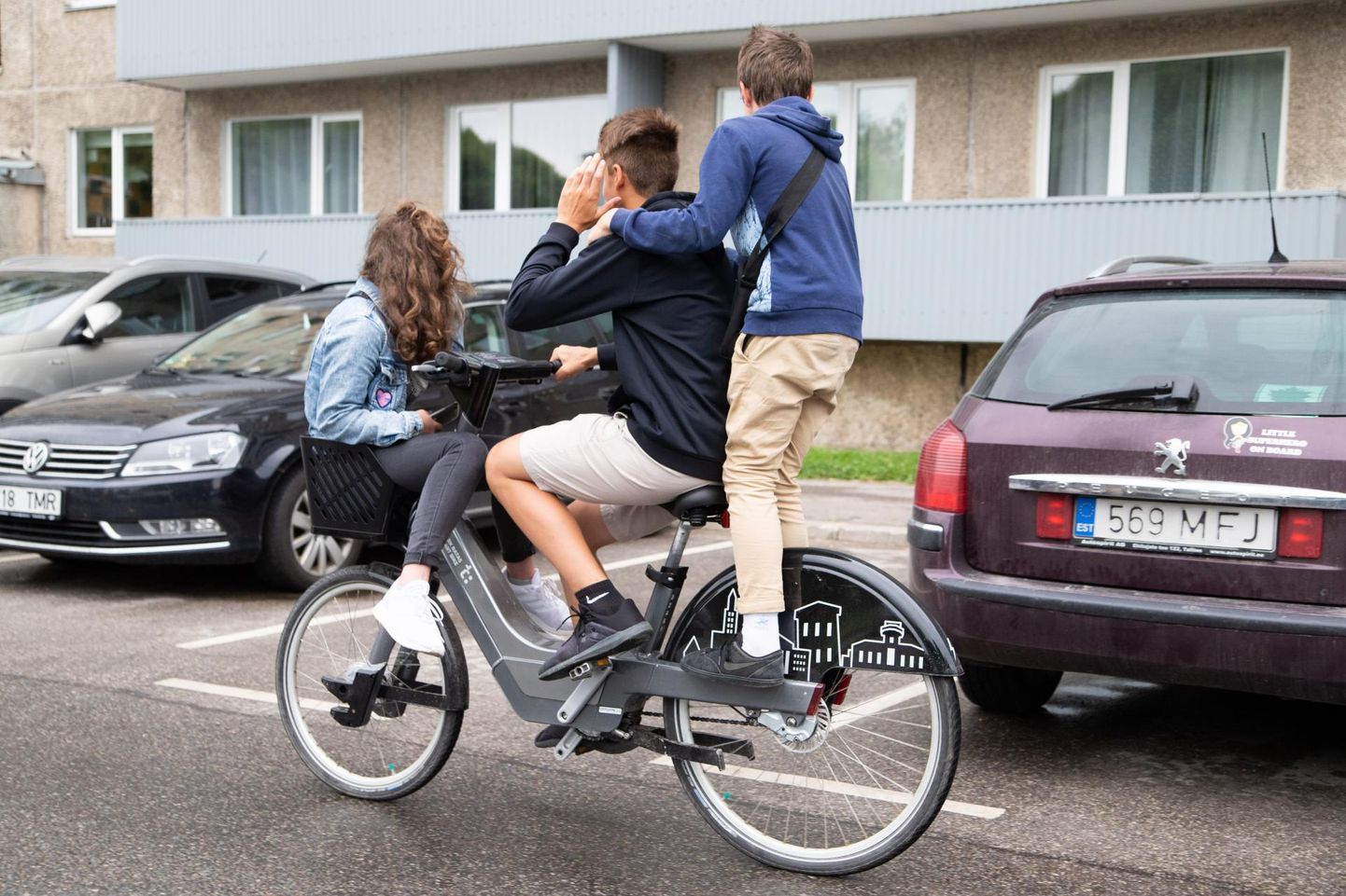Дети зачастую катаются на одном велосипеде втроем.
