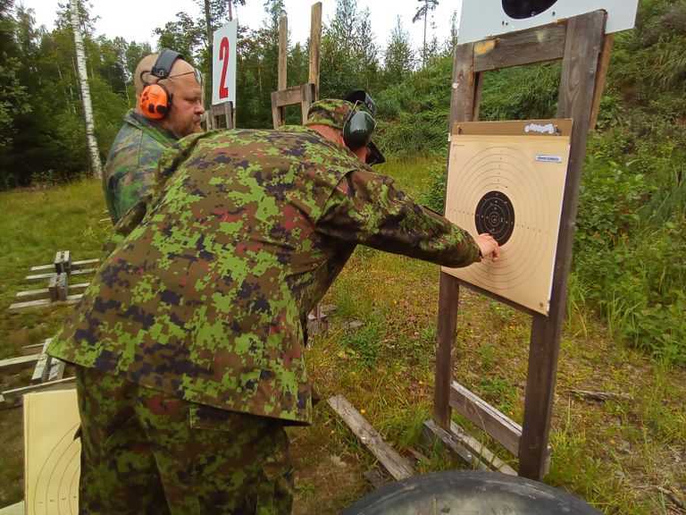 Кто кого? В первые годы соревнования по стрельбе обычно выигрывали финны, но в последние годы переходящий кубок все чаще остается в Эстонии.