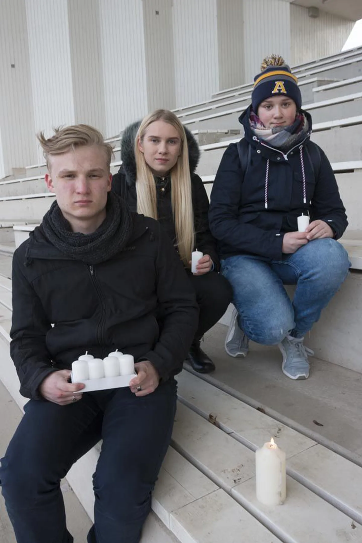 Viljandi noorte­volikogu spiiker Mait Allas ning liikmed Saskia Ježov (keskel) ja Eeva Vitsut hakkavad täna lauluväljakul sadu küünlaid süütama.