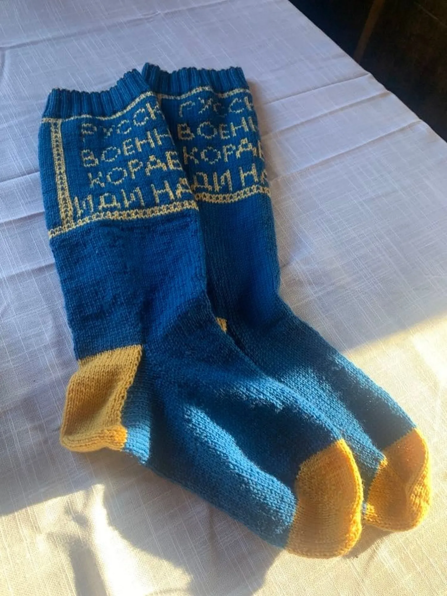 Marit Ummelase kootud Ukrainat toetavate sõnumiga sokid.